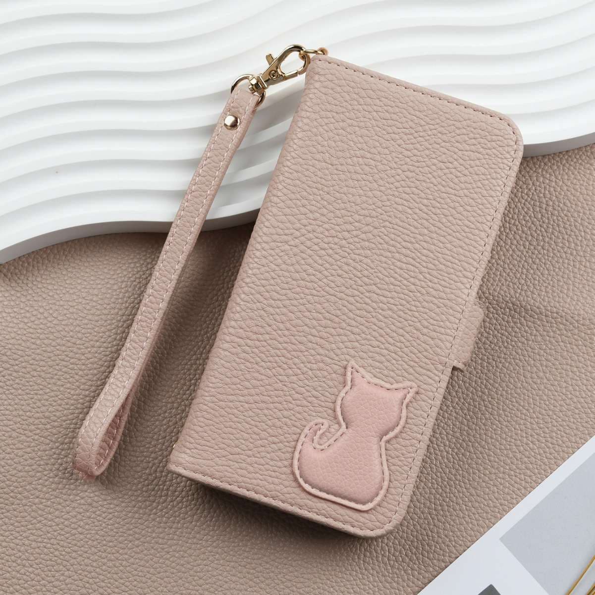 猫モチーフの手帳型iPhonケース 