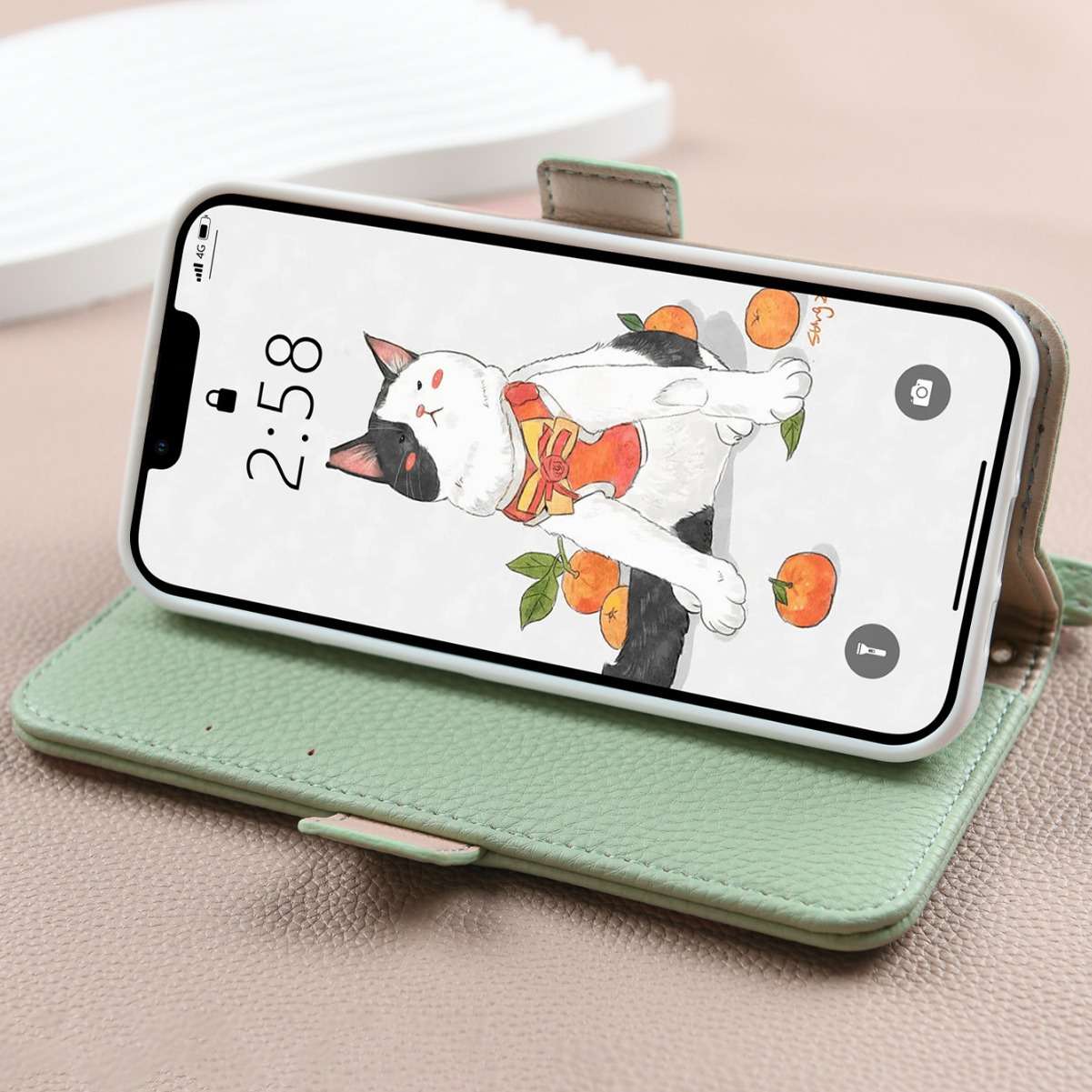 猫モチーフの手帳型iPhonケース 